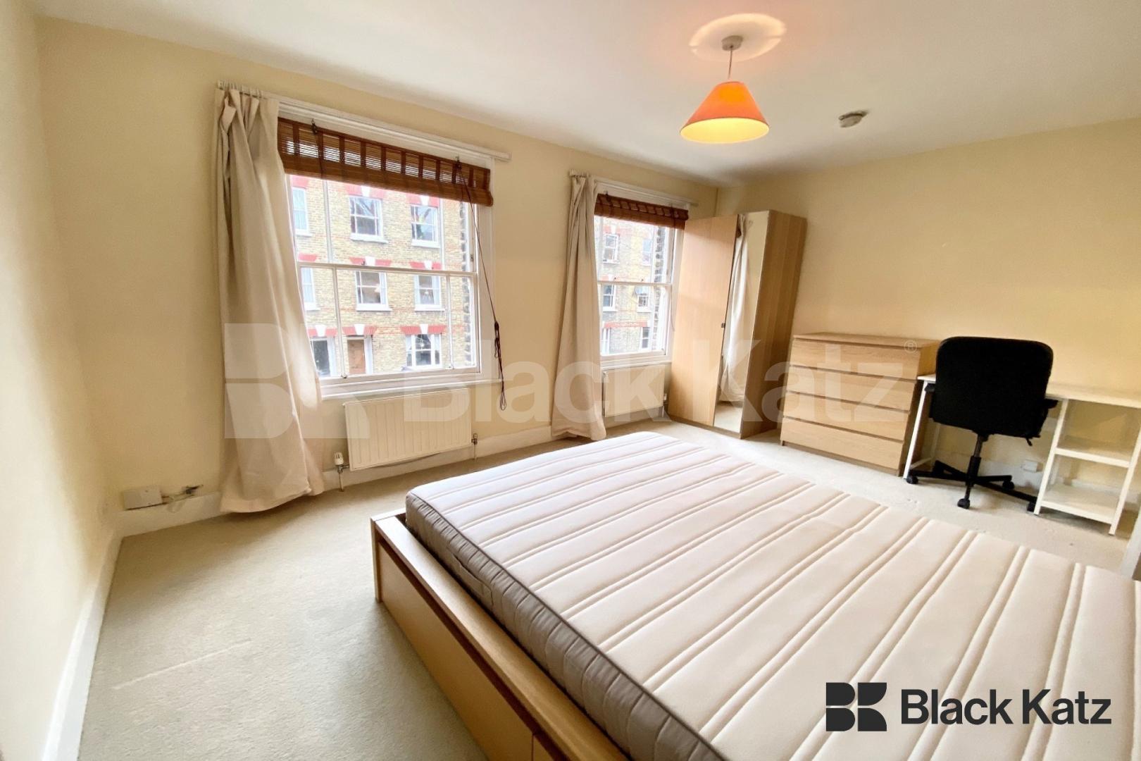 Georgian Townhouse, triplex, four double bedrooms, two bathrooms & Patio Garden Henshaw Street, Elephant and Castle